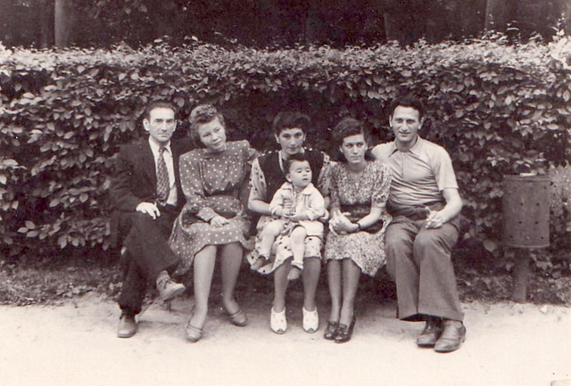 Rodinná fotografie. Abram a Ljudmyla Kobrynští (strýc a jeho manželka); Adel v náručí u mámy; manželka otcova kamaráda Barkovyče; Isak Kobrynský. Lvov, Stryjský park, konec 40. let. Zdroj: osobní archiv pamětnice (Adel Dianova)